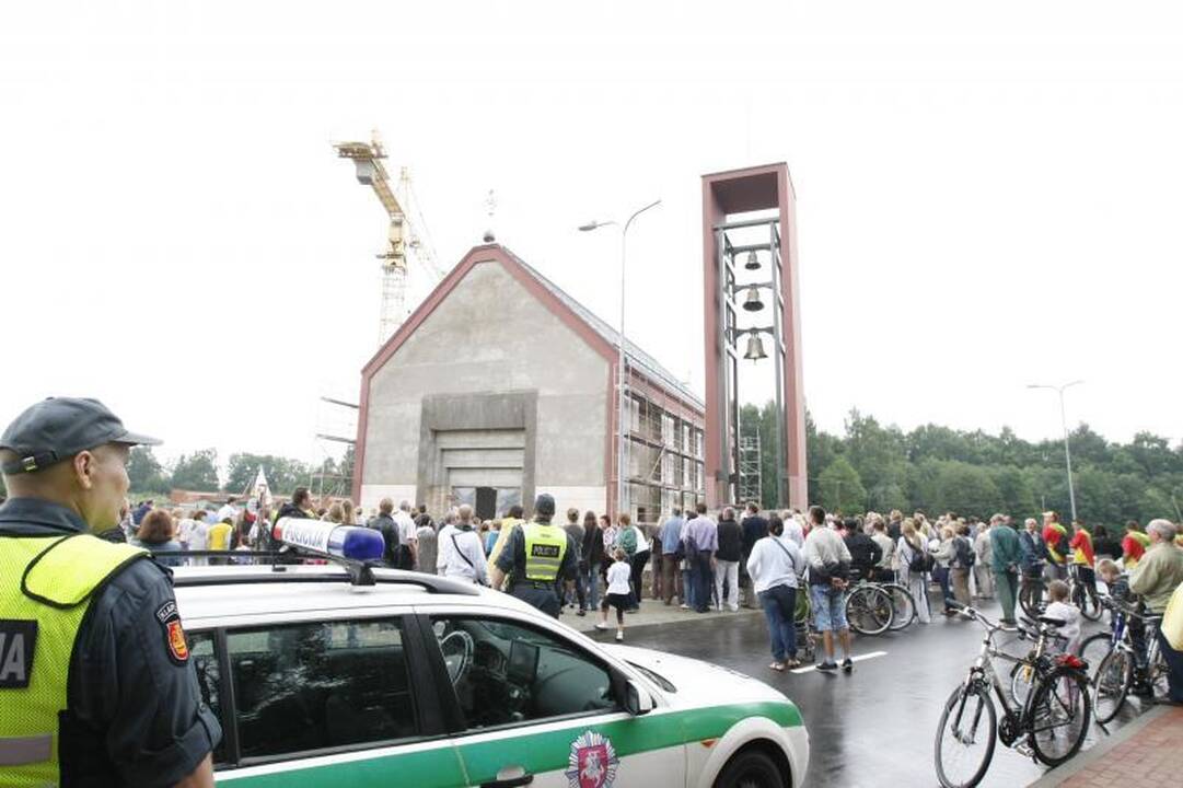 Pašventinti būsimo Onkologijos centro koplyčios varpai 
