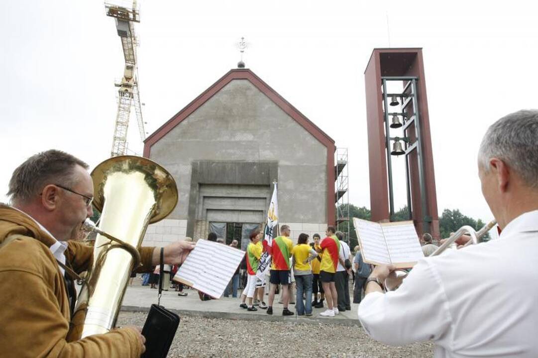 Pašventinti būsimo Onkologijos centro koplyčios varpai 