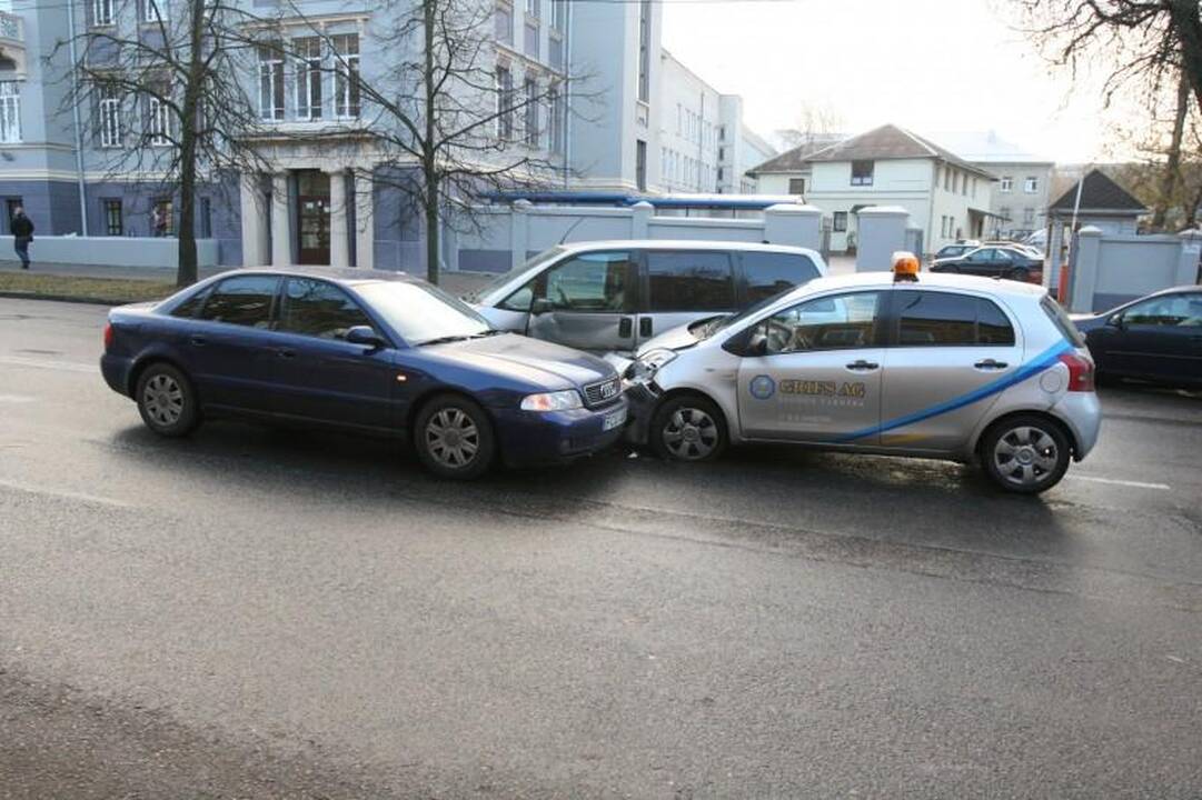 Neatidaus vairuotojo klaida: sudaužyti trys automobiliai