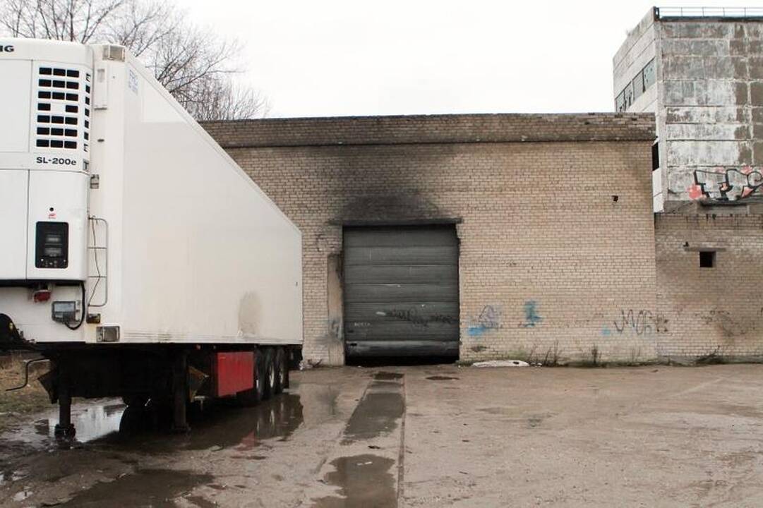Klaipėdoje   naktį   degė trys  sunkvežimiai 