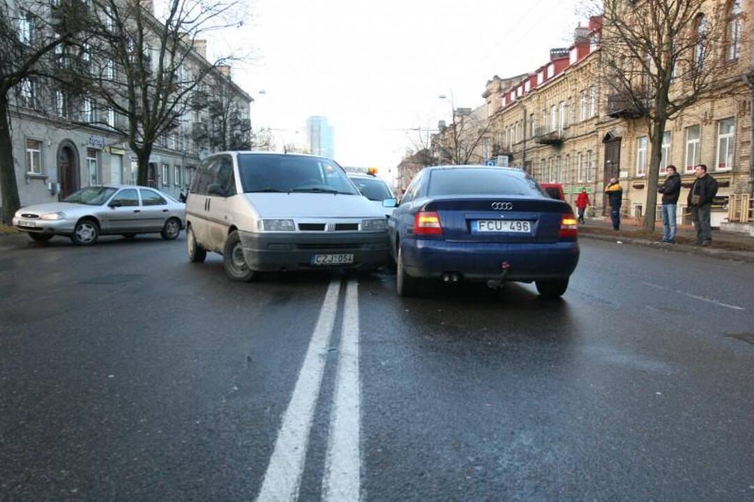 Neatidaus vairuotojo klaida: sudaužyti trys automobiliai