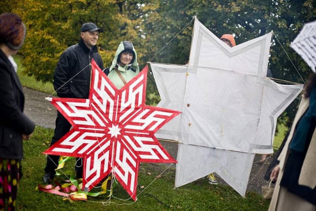 Festivalio pradžią paženklino lietus, ugnis ir aitvarai
