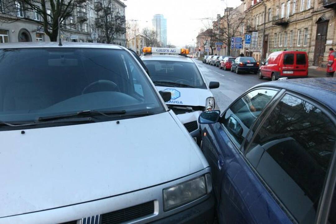 Neatidaus vairuotojo klaida: sudaužyti trys automobiliai