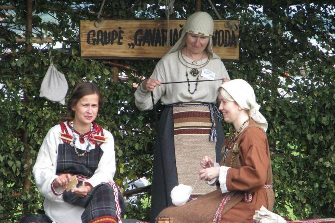 Nidoje šurmuliavo Senųjų amatų dienos   