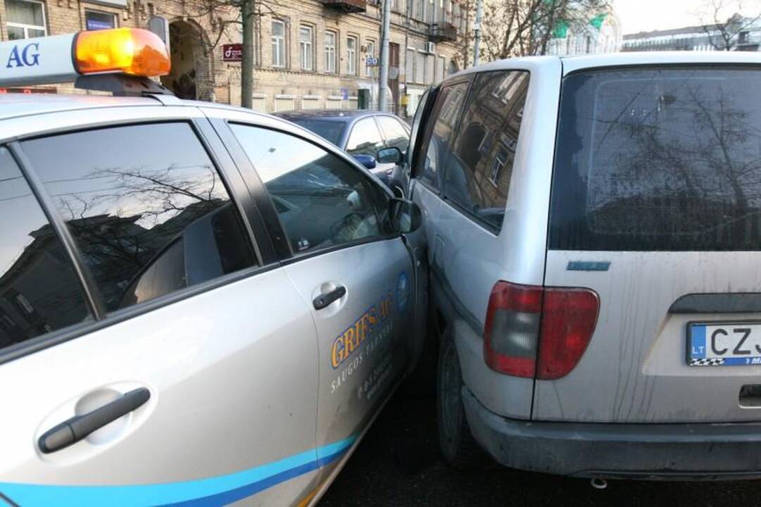 Neatidaus vairuotojo klaida: sudaužyti trys automobiliai