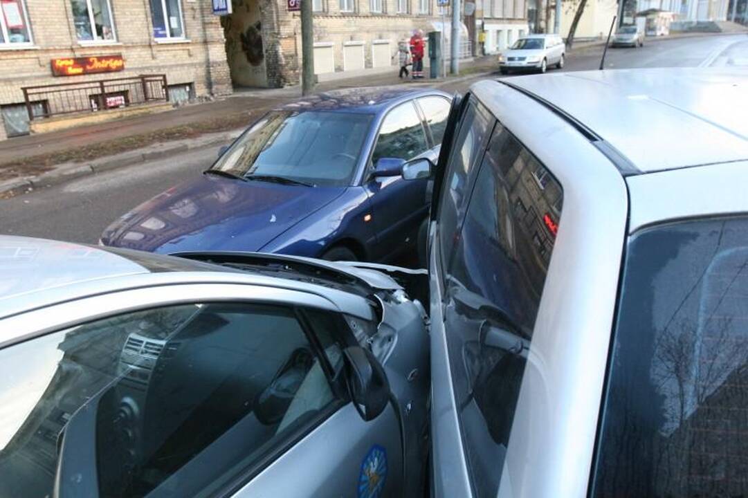 Neatidaus vairuotojo klaida: sudaužyti trys automobiliai
