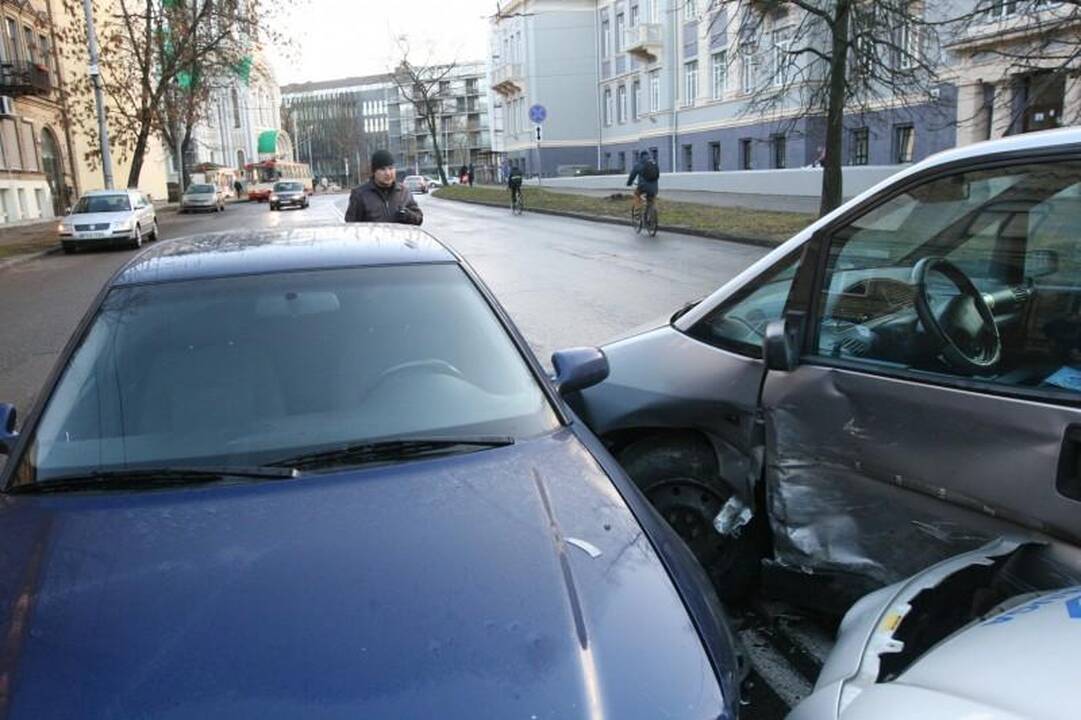 Neatidaus vairuotojo klaida: sudaužyti trys automobiliai