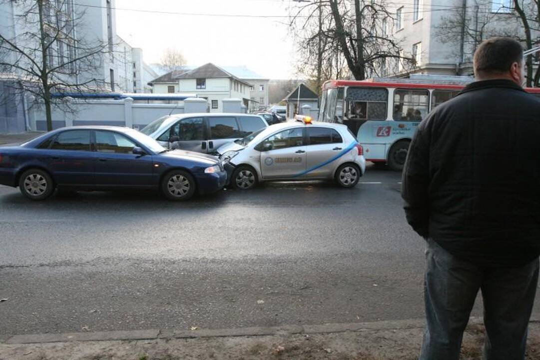 Neatidaus vairuotojo klaida: sudaužyti trys automobiliai