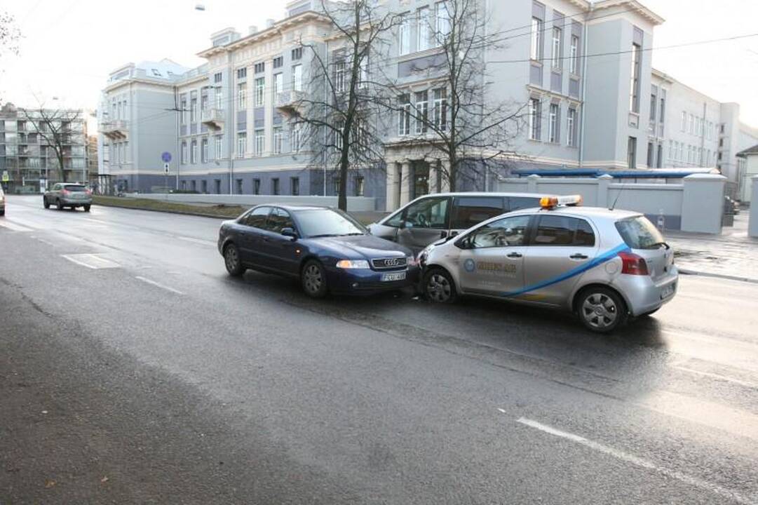 Neatidaus vairuotojo klaida: sudaužyti trys automobiliai