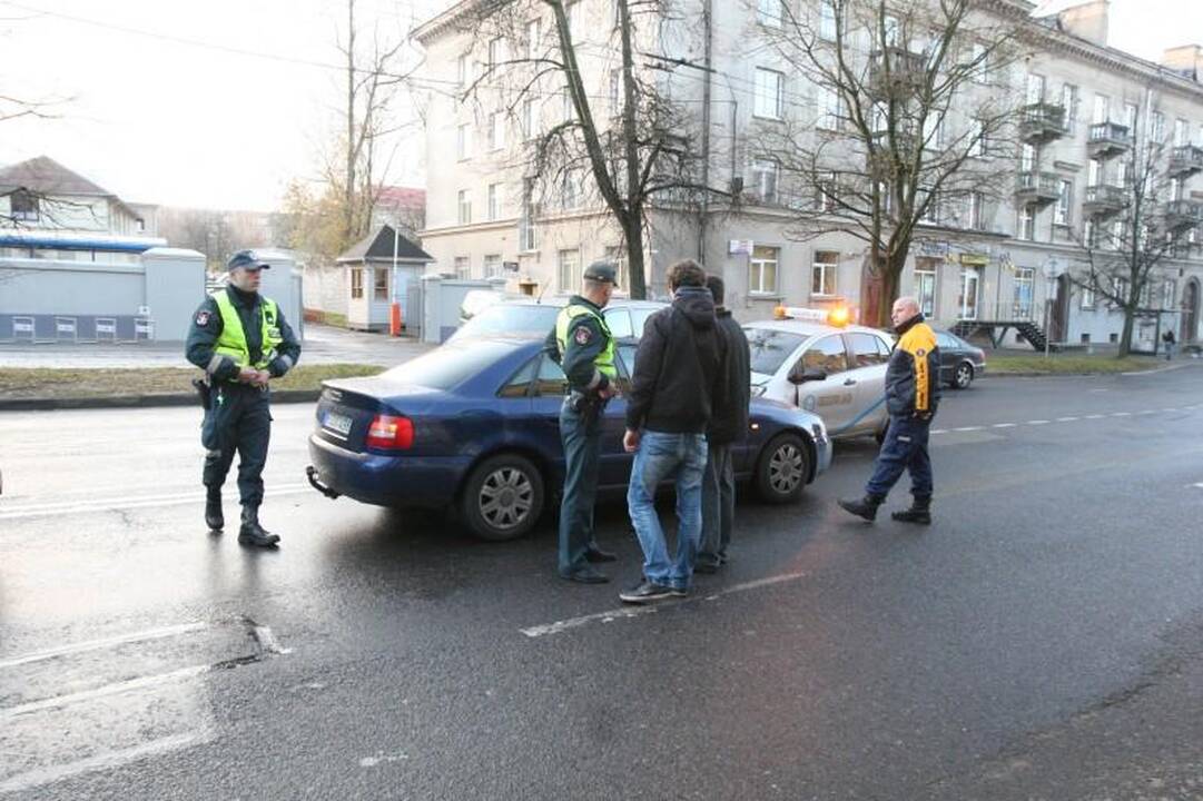 Neatidaus vairuotojo klaida: sudaužyti trys automobiliai