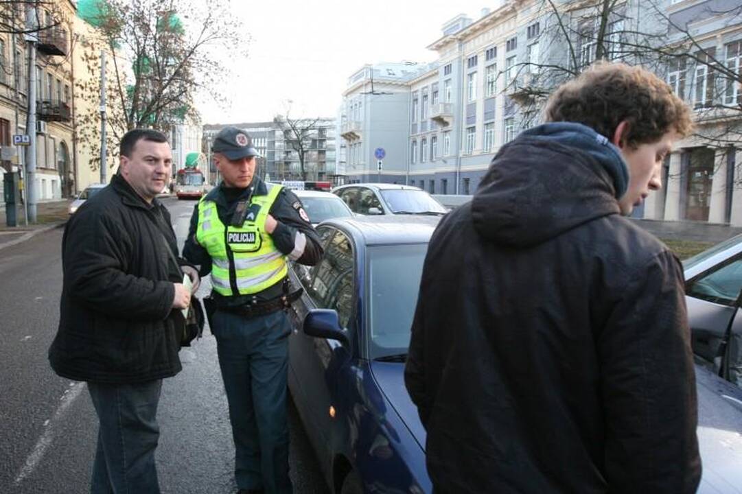 Neatidaus vairuotojo klaida: sudaužyti trys automobiliai