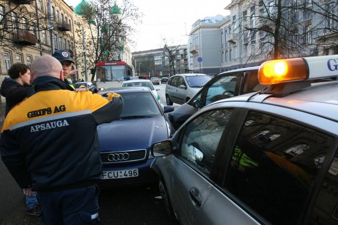 Neatidaus vairuotojo klaida: sudaužyti trys automobiliai