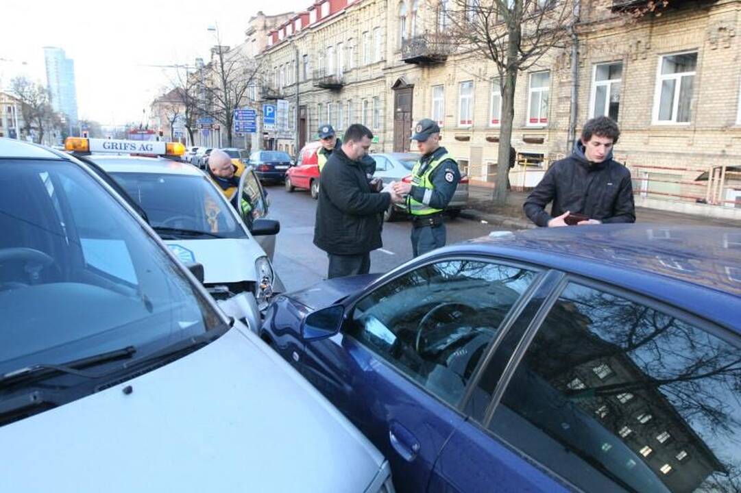 Neatidaus vairuotojo klaida: sudaužyti trys automobiliai
