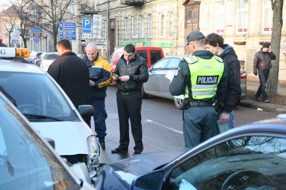 Neatidaus vairuotojo klaida: sudaužyti trys automobiliai