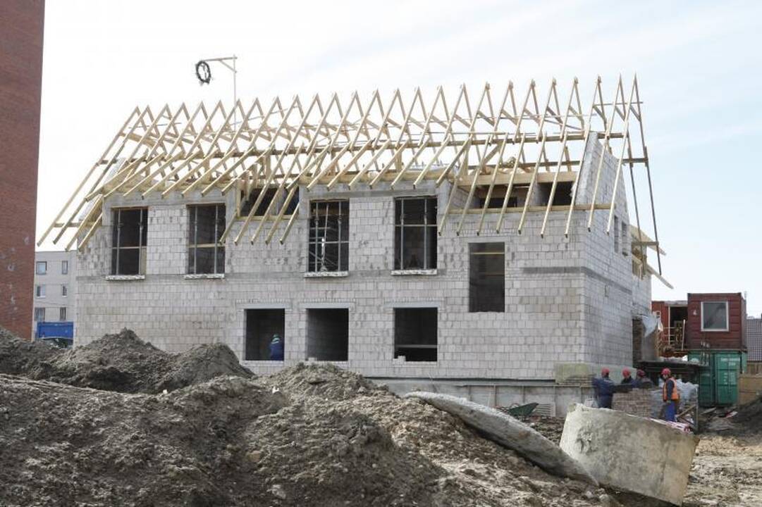 Virš Klaipėdos moterų krizių centro iškilo pabaigtuvių vainikas 