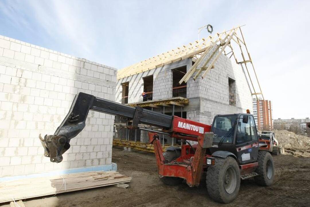Virš Klaipėdos moterų krizių centro iškilo pabaigtuvių vainikas 