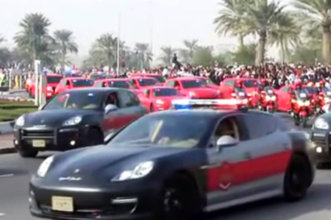 Parade Katare – daugybė policijos „Porsche“ automobilių