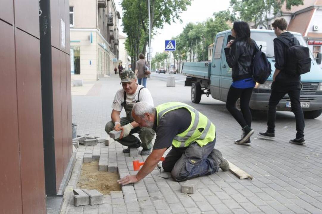 Keturis mėnesius miesto centre žiojėjusi įgriuva nebebadys akių (foto)