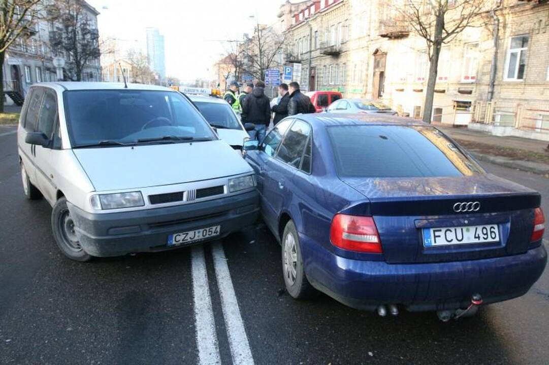 Neatidaus vairuotojo klaida: sudaužyti trys automobiliai