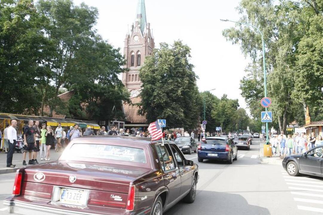 Palangos gatves papuošė įspūdingi automobiliai