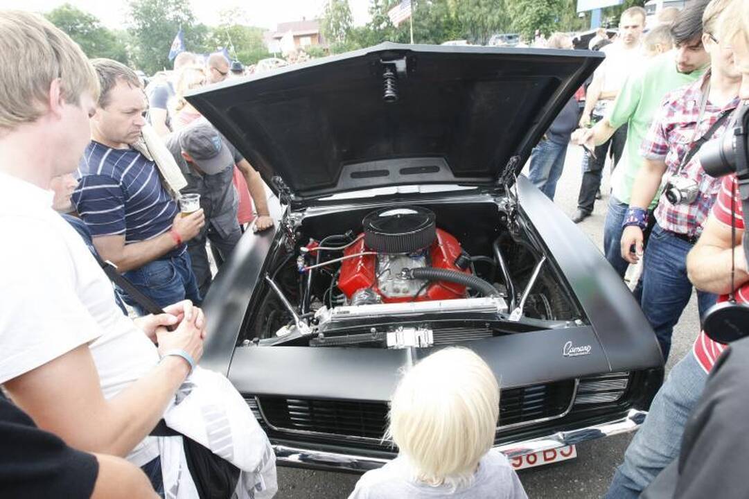 Palangos gatves papuošė įspūdingi automobiliai