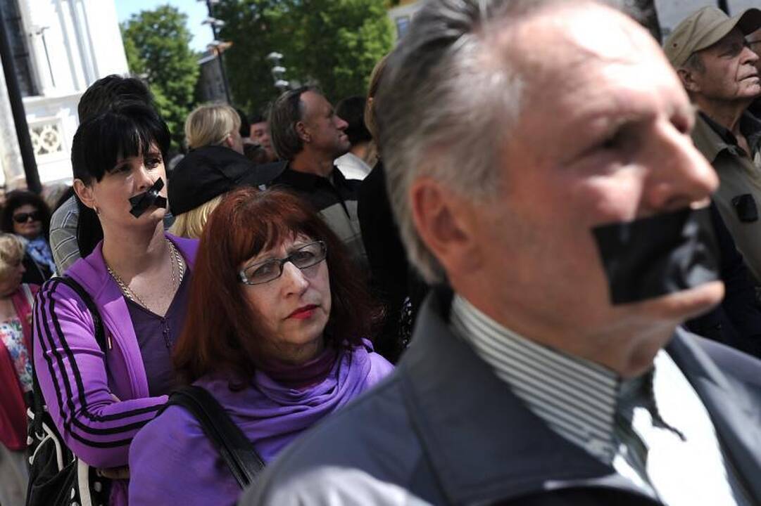 Protestu reikalauta D.Kedžio dukrą atiduoti į neutralią aplinką