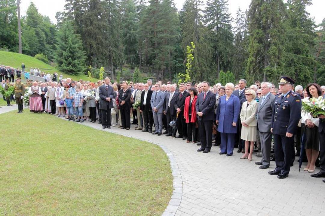 Atidengtas paminklas prezidentui A.M.Brazauskui