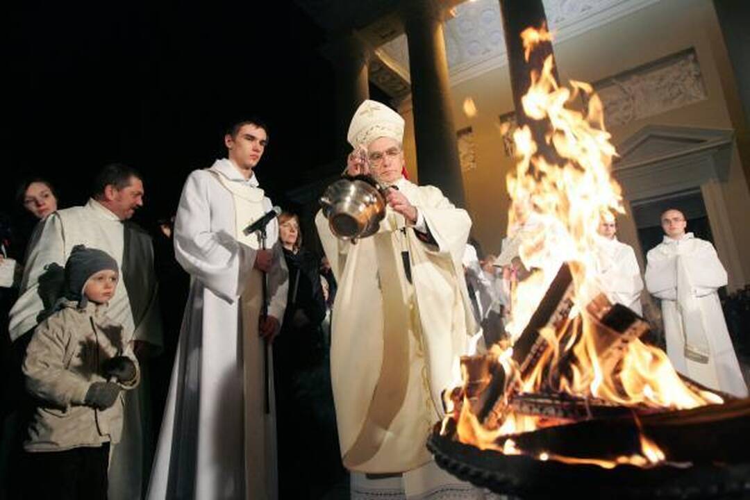 Velyknaktis į bažnyčias sukvietė tūkstančius tikinčiųjų 