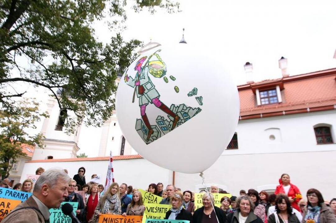 Sostinėje mitinguotojai pliekė švietimo ministrą