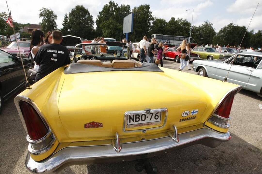 Palangos gatves papuošė įspūdingi automobiliai