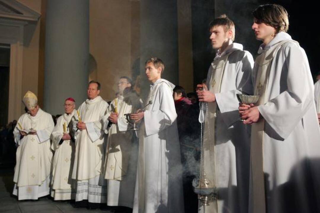 Velyknaktis į bažnyčias sukvietė tūkstančius tikinčiųjų 