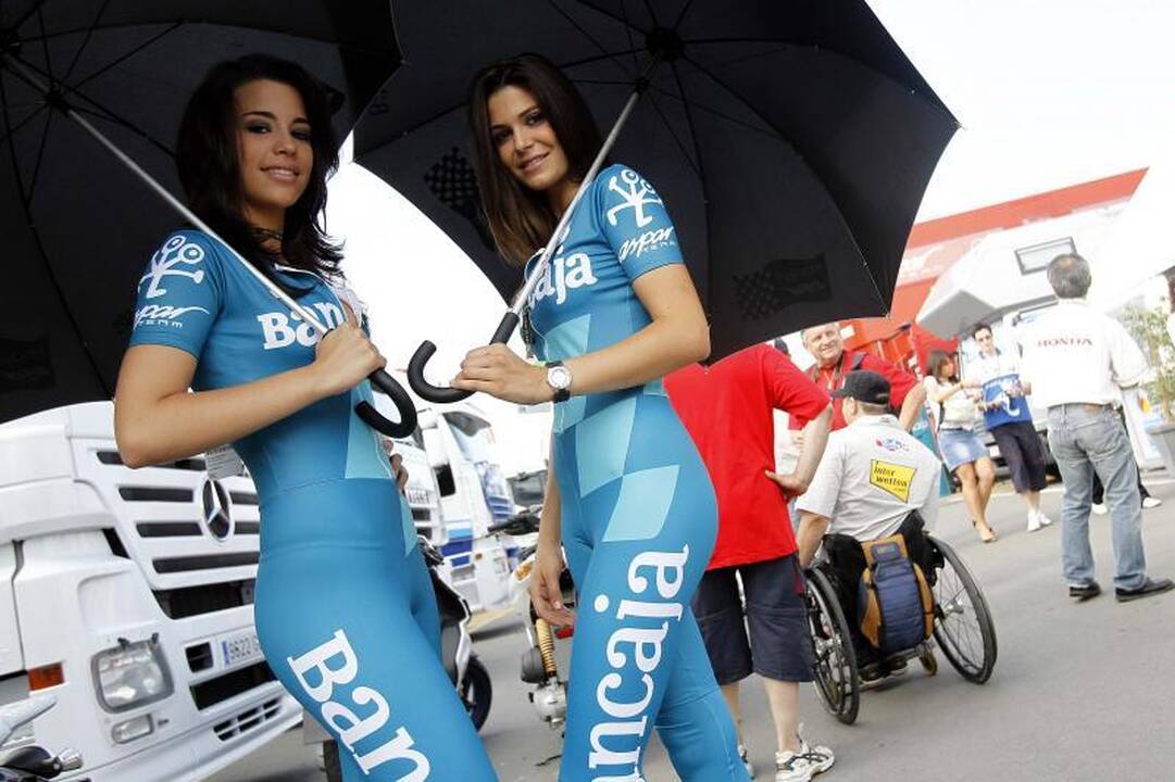 „MotoGP“ čempionate dėmesį traukia gražuolės