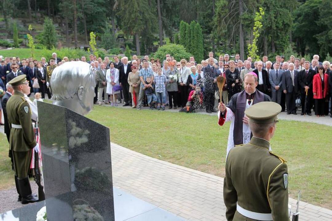 Atidengtas paminklas prezidentui A.M.Brazauskui