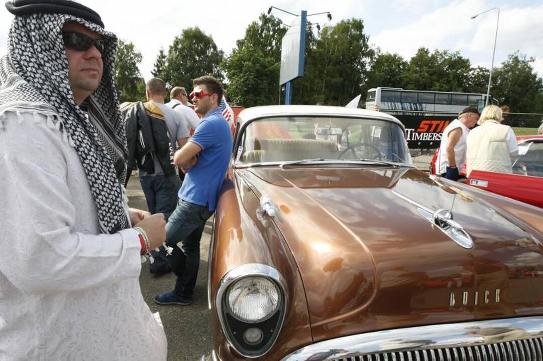 Palangos gatves papuošė įspūdingi automobiliai