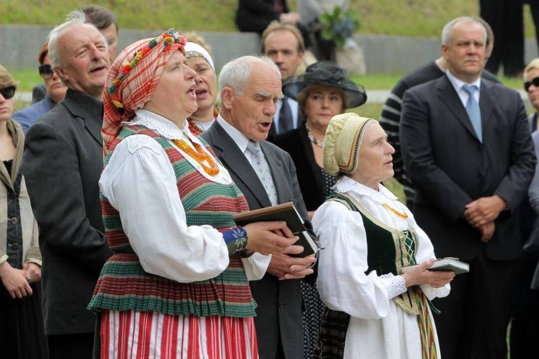 Atidengtas paminklas prezidentui A.M.Brazauskui