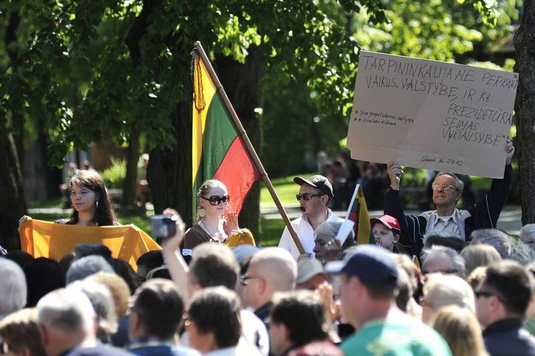 Protestu reikalauta D.Kedžio dukrą atiduoti į neutralią aplinką