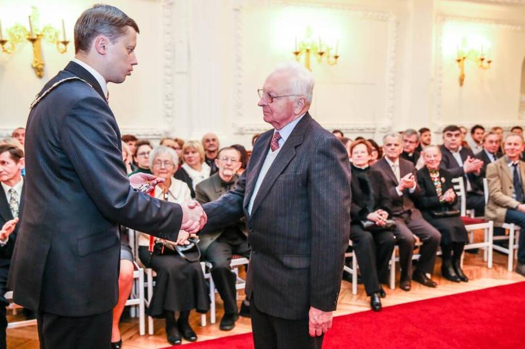 Rotušėje dešimčiai kauniečių išdalyti Santakos garbės ženklai