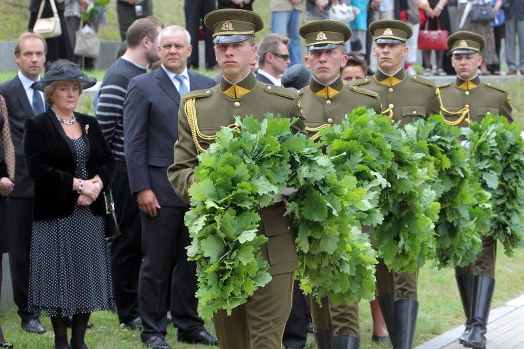 Atidengtas paminklas prezidentui A.M.Brazauskui