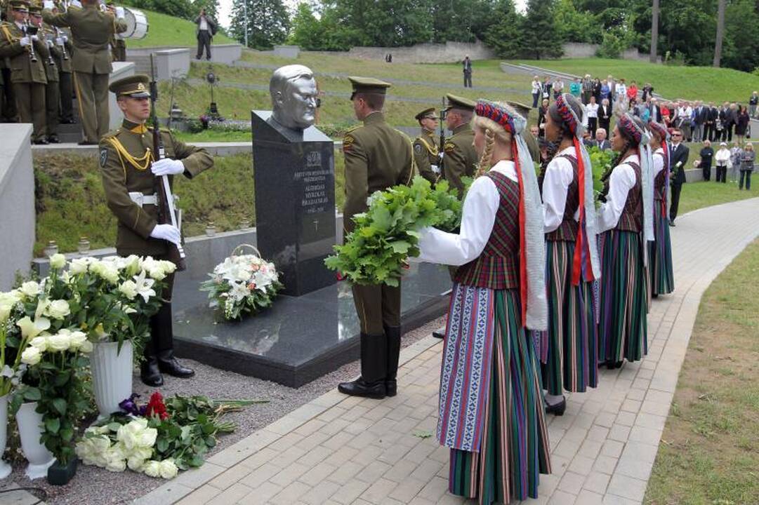 Atidengtas paminklas prezidentui A.M.Brazauskui