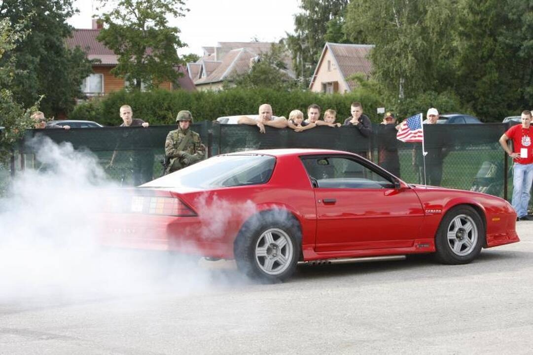 Palangos gatves papuošė įspūdingi automobiliai