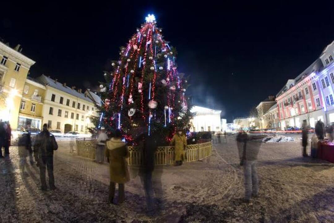 Kalėdos sostinėje: eglės įžiebimą išgelbėjo fejerverkai