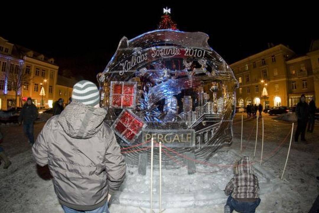 Kalėdos sostinėje: eglės įžiebimą išgelbėjo fejerverkai