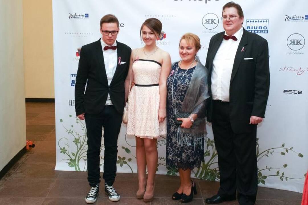 Labdaros aukcione pristatyta A. Jolie suknelė atiteko D. Bosas
