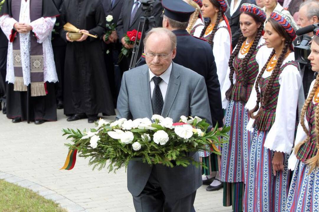 Atidengtas paminklas prezidentui A.M.Brazauskui