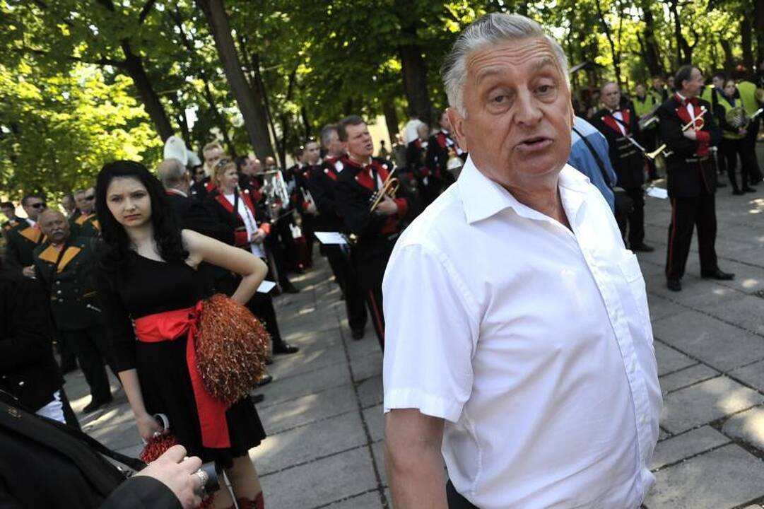 Protestu reikalauta D.Kedžio dukrą atiduoti į neutralią aplinką