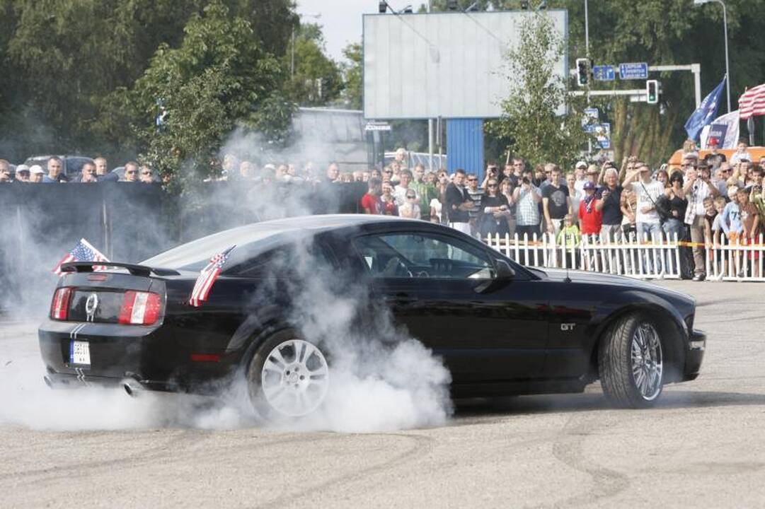 Palangos gatves papuošė įspūdingi automobiliai