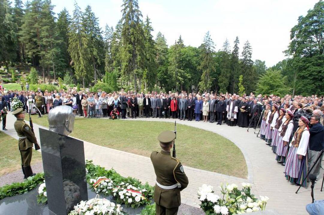 Atidengtas paminklas prezidentui A.M.Brazauskui
