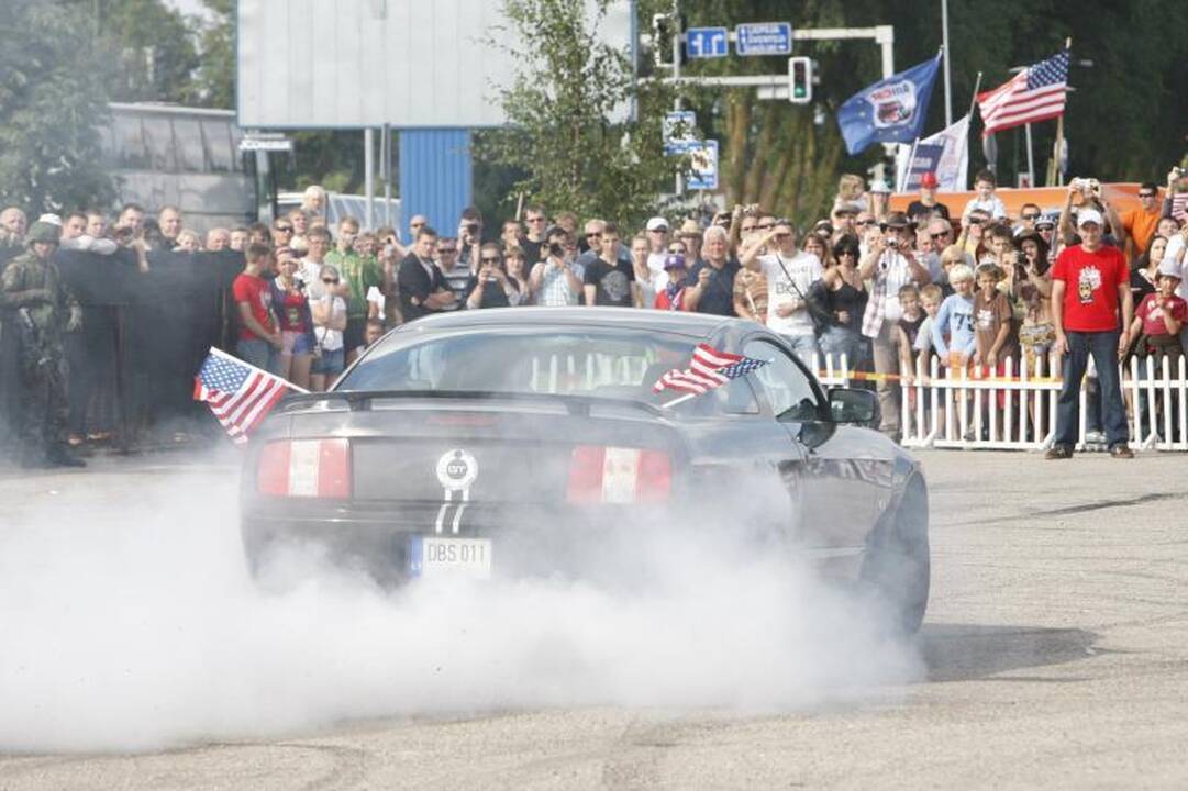 Palangos gatves papuošė įspūdingi automobiliai