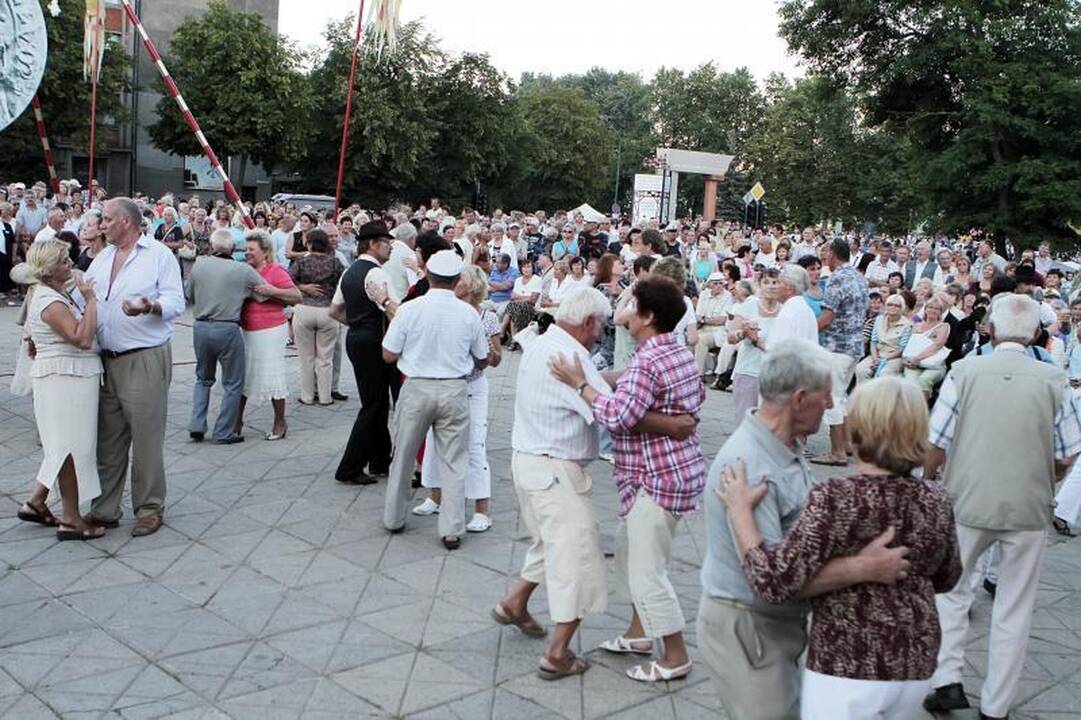 Jūros šventėje žavėjo nostalgiškos A.Lemano dainos
