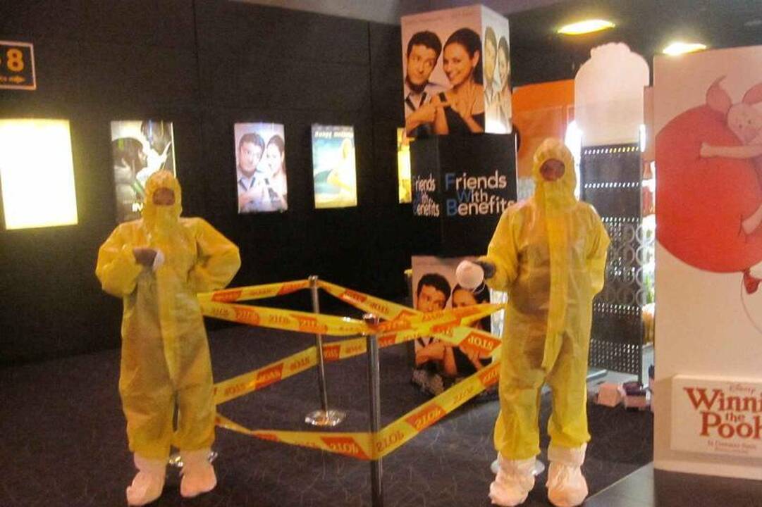 Kino teatre apsilankiusiems žiūrovams veidus teko slėpti po kaukėmis